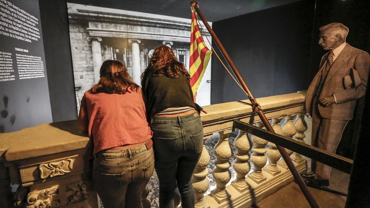 Visitantes en el Museu de Historia en la recreacion del balcón de la Generalitat con Francesc Macià proclamando la Republica Catalana.