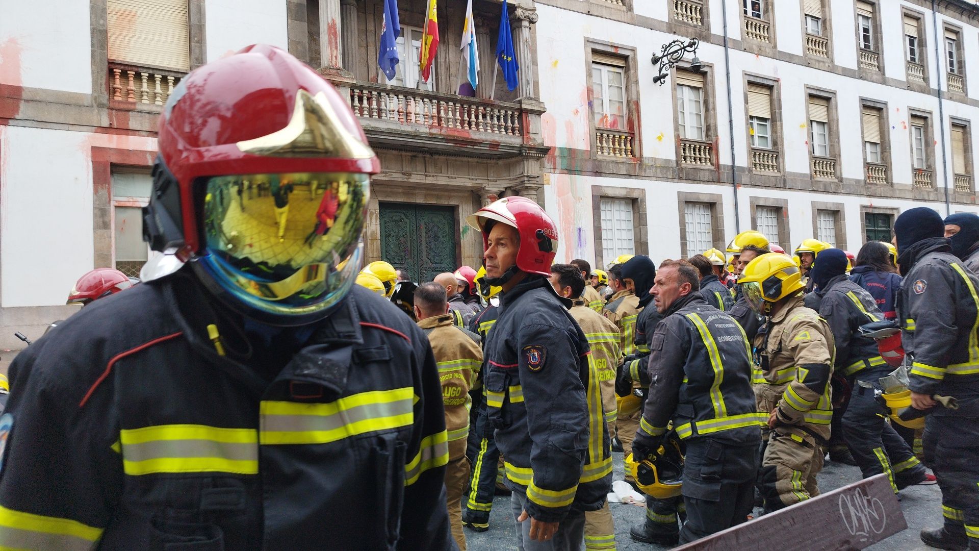 Protesta muy intensa de los bomberos ante la Diputación de Ourense