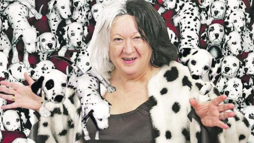 Sila Murillo, «Cruella de Vil», rodeada de cientos de dálmatas.