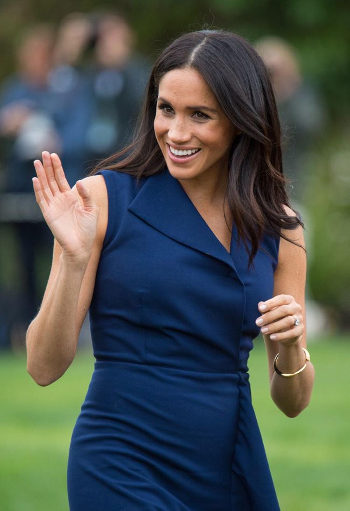 Meghan Markle con vestido azul marino de Dion Lee en su visita a Melbourne