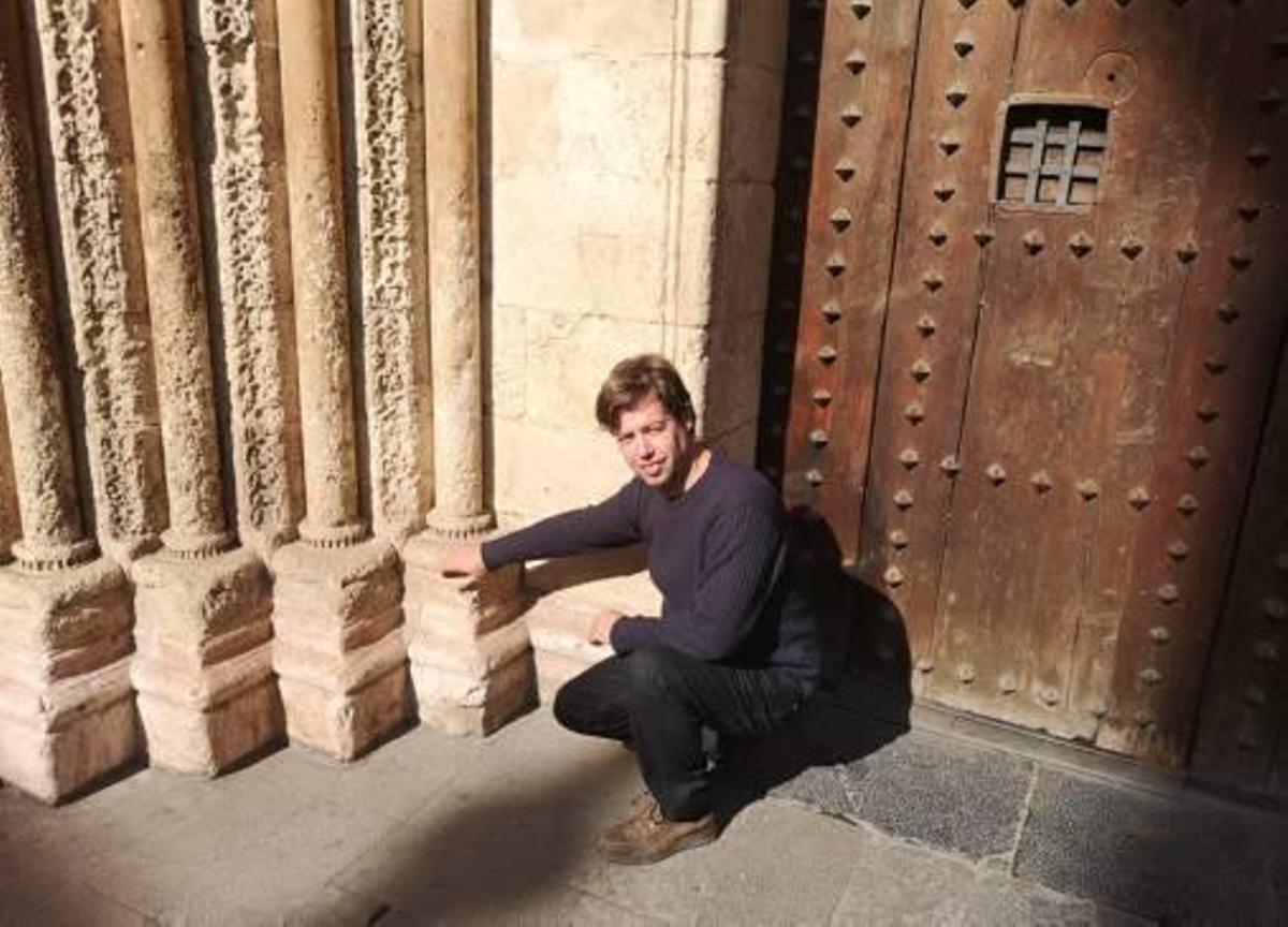 El mármol rosáceo de la puerta románica de la catedral procede de l'Ènova