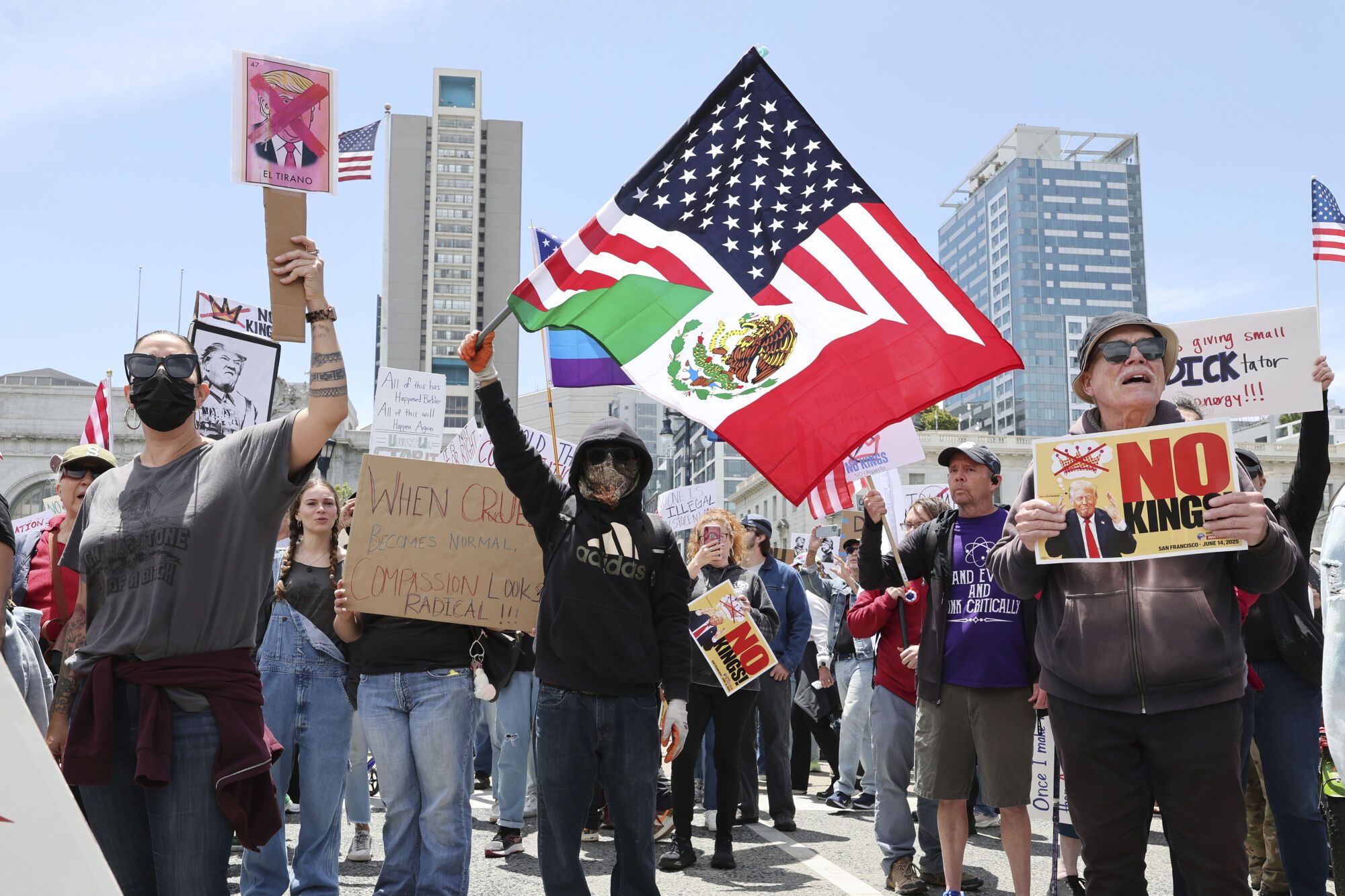 Demonstrators holds signs and flags on Saturday, June 14, 2025, in San Francisco. (AP Photo/Benjamin Fanjoy) Associated Press / LaPresse Only italy and spain. EDITORIAL USE ONLY/ONLY ITALY AND SPAIN