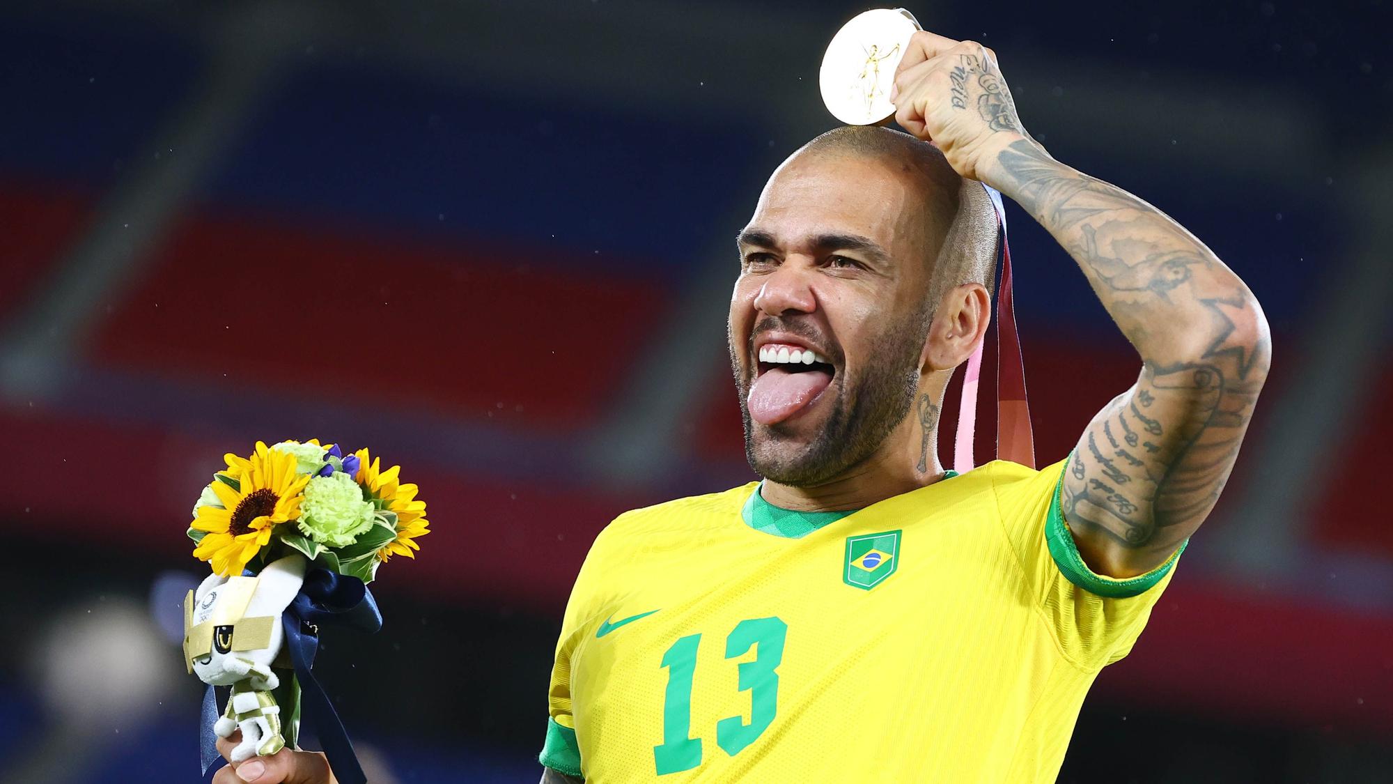 okyo 2020 Olympics - Soccer Football - Men's Team - Medal Ceremony - International Stadium Yokohama, Yokohama, Japan - August 7, 2021. Dani Alves of Brazil as gold medallists Brazil celebrate during the medal ceremony.