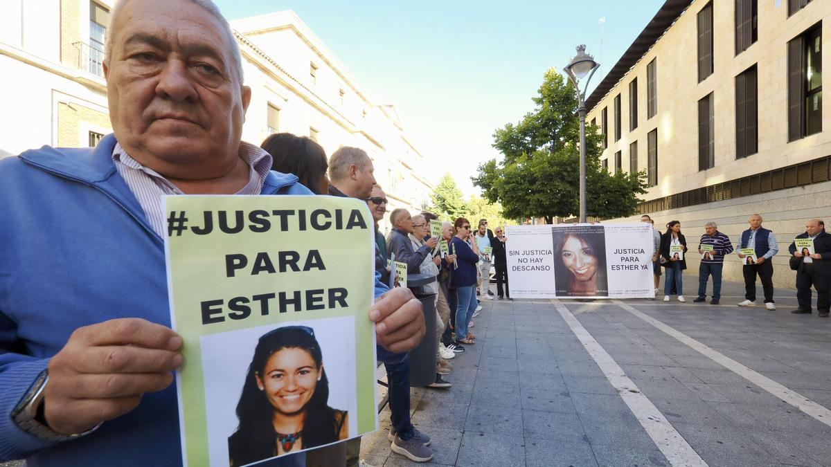 Más de medio centenar de concentrados piden justicia para Esther López.