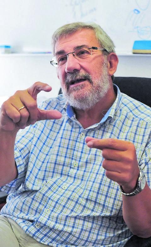 José Mangas en su despacho en la Facultad de Ciencias del Mar explica la orografía de La Palma.