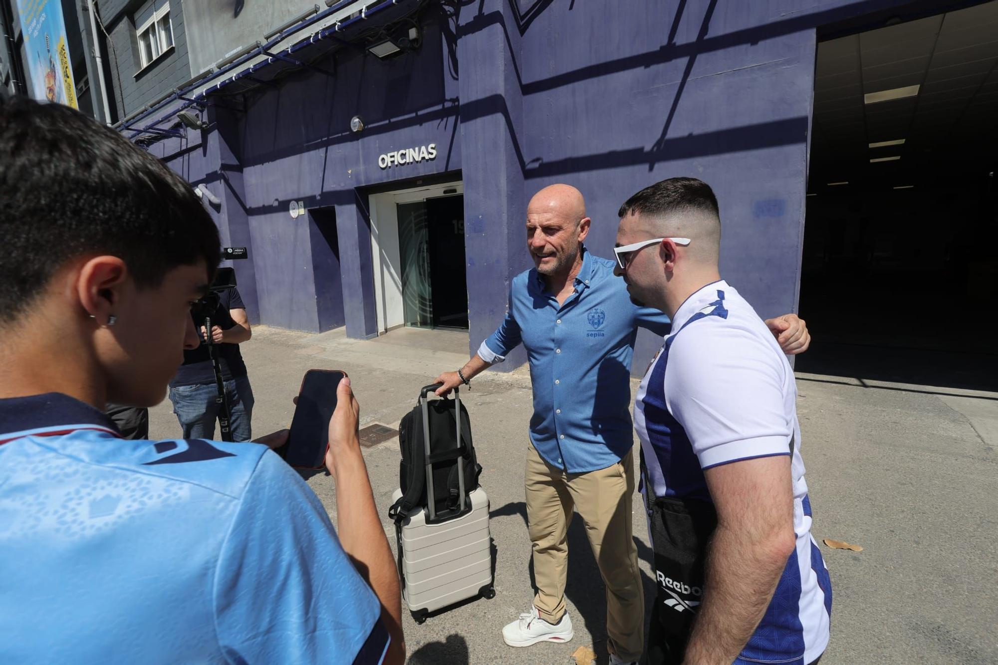Algunos aficionados desean suerte al Levante UD antes de viajar a Buegos