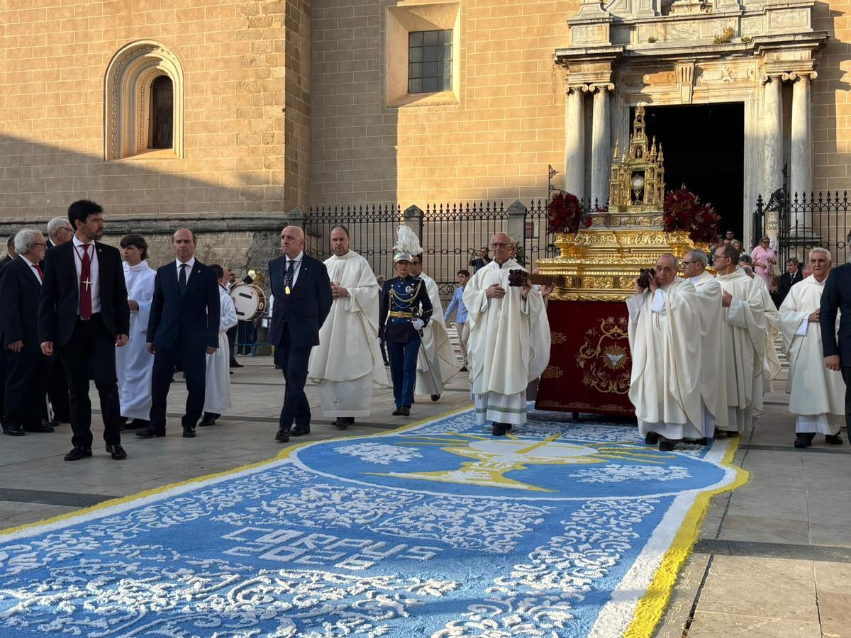 La custodia pasa sobre la alfombra de sal elaborada por el grupo joven del Santo Entierro en el Corpus Christi de Badajoz 2026.