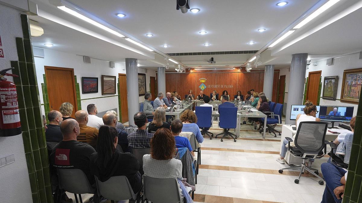 Agents de la Policia Local i representants sindicals assisteixen al ple de Palamós durant el debat sobre els complements retributius