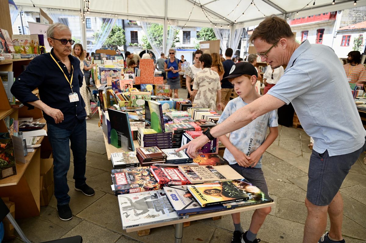 De nuevo la feria del libro, que protagonizaron 13 librerías, atrajo a públicos de edades diversas.