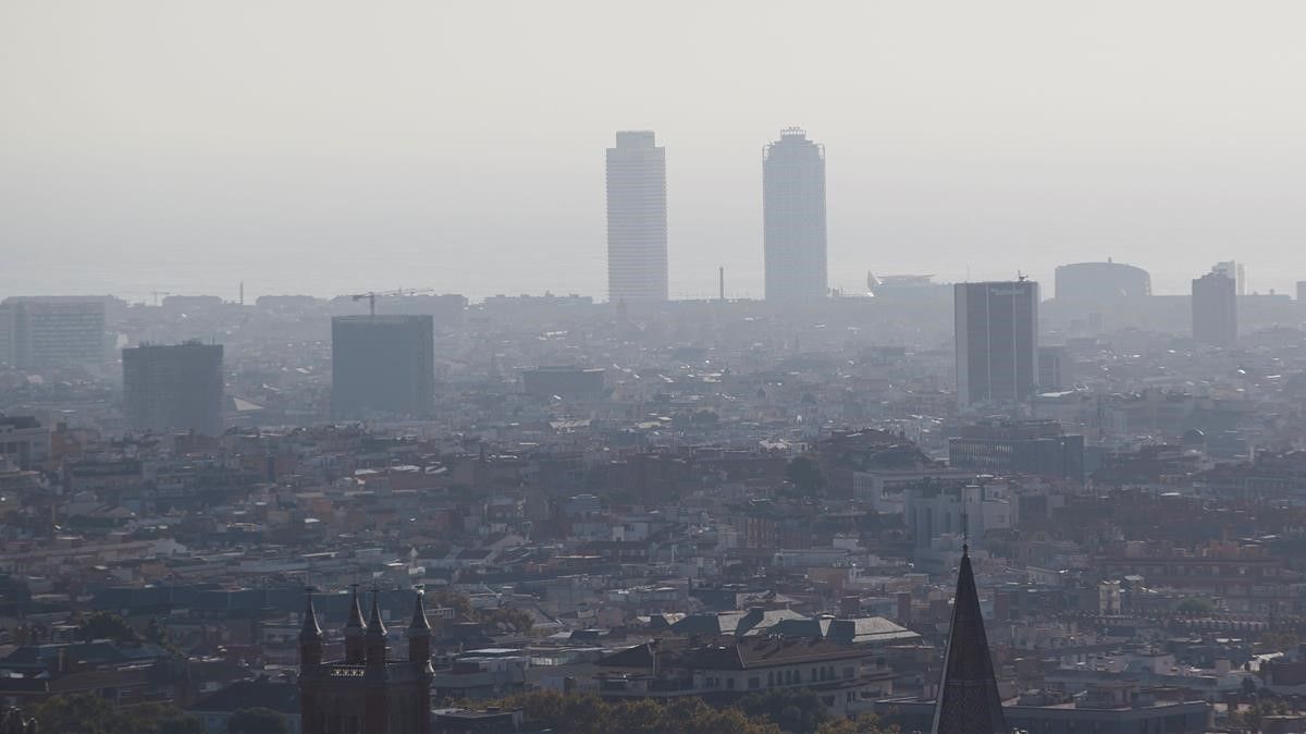 GRAFCAT3411 BARCELONA 23 10 2020 - Aspecto esta manana de la ciudad de Barcelona tras ser desactivado hoy por el Govern de la Generalitat la alerta por alta contaminacion por particulas PM10  manteniendo activado el aviso preventivo por contaminacion atmosferica en toda Cataluna  al moderarse los indicadores de polvo en suspension en el aire  EFE Alejandro Garcia