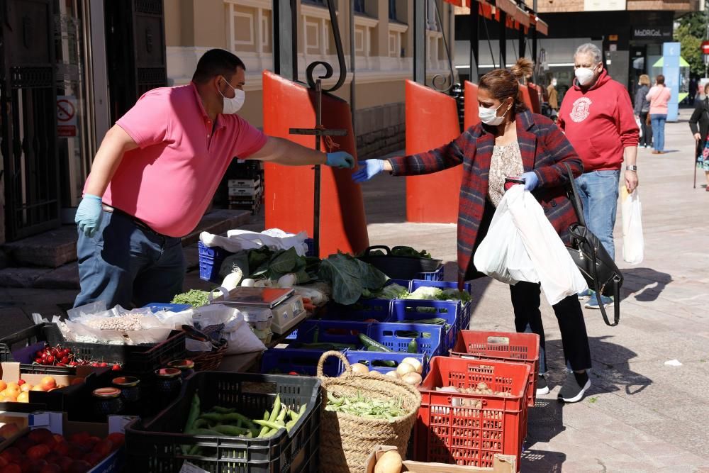 Vuelta del mercado dominical de abastos en Mieres