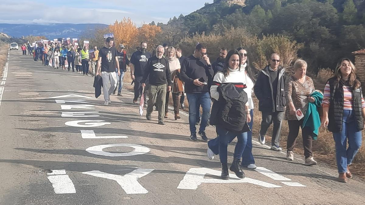 Algunos de los manifestantes durante la marcha de hoy por la carretera de Biscarrués.