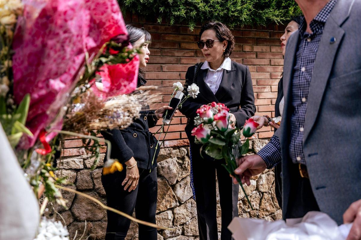 Acto en homenaje a la mujer asesinada en Esplugues con la presencia del padre de la víctima, que ha viajado desde China