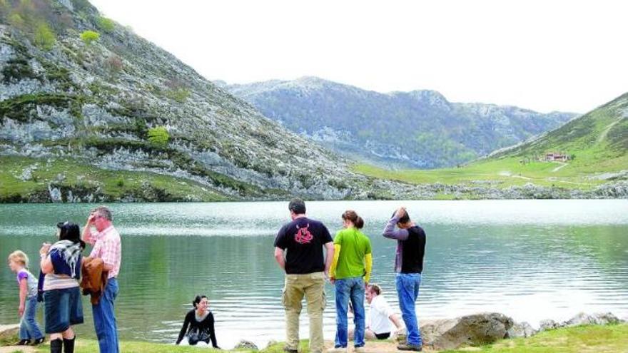 Turistas junto al lago Enol durante el pasado puente de mayo