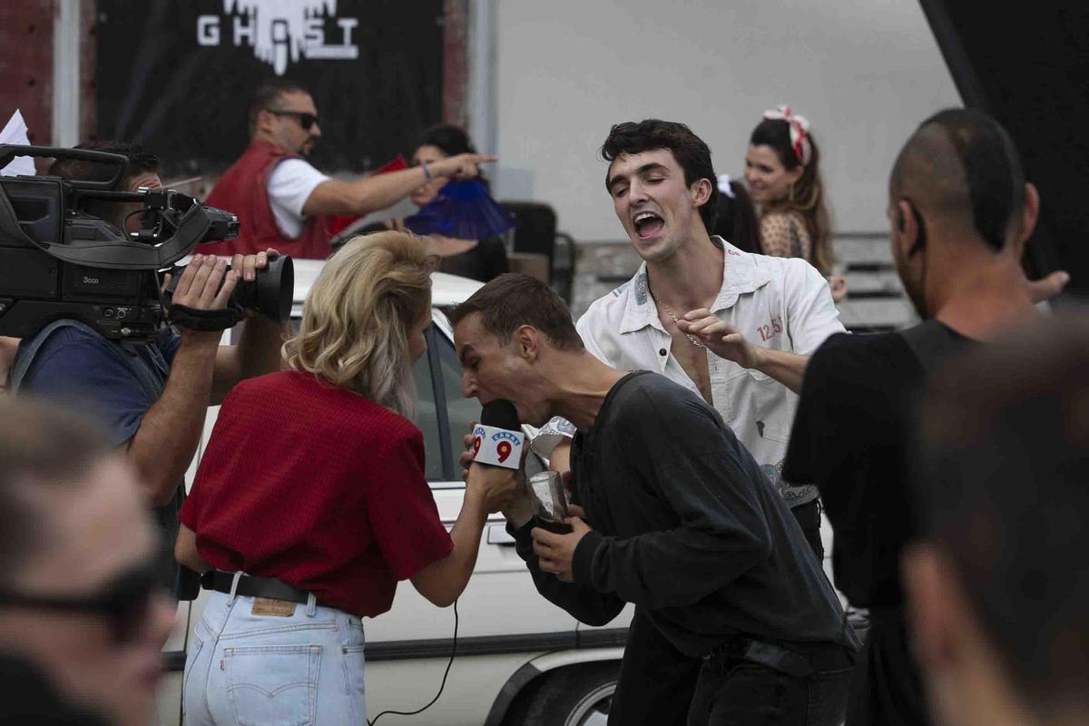 Alex Peral, con camisa blanca, en "Quan no acaba la nit".