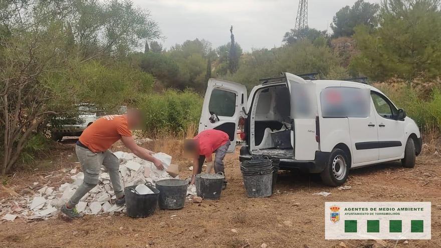 El Ayuntamiento sancionará a los dos individuos que fueron sorprendidos arrojando escombros desde una furgoneta en el paraje del Arroyo de los Gatos.