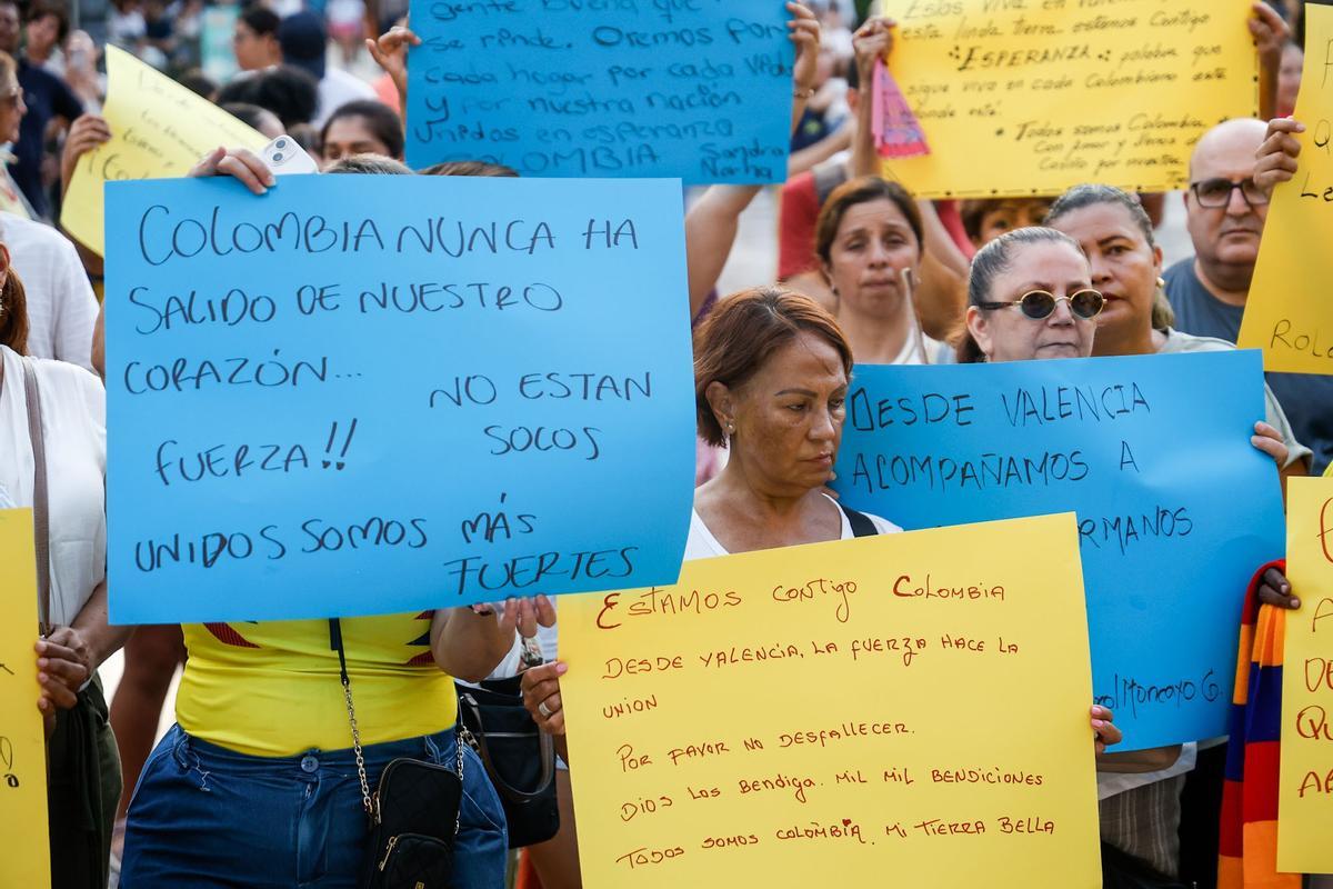 València guarda una vigilia en la plaza de la Virgen en homenaje a las víctimas del terremoto de Colombia