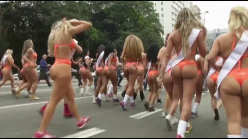 Las Miss Bumbum, a la caza de Pokémon