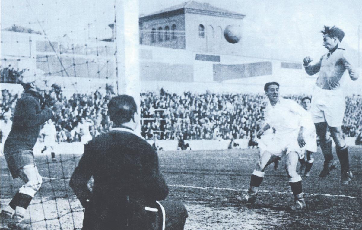 LANGARA, EL EX DELANTERO DEL OVIEDO SIGUE SIENDO EL UNICO JUGADOR QUE ANOTO TRES " HAT- TRICK " EN TRES JORNADAS CONSECUTIVAS DE LIGA. FUTBOL. REAL OVIEDO