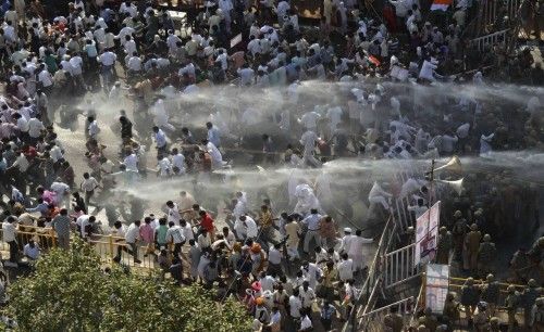 La policía usa cañones de agua para dispersar a los activistas y trabajadores del partido 'Congreso Indio'durante la protesta en Bhopal