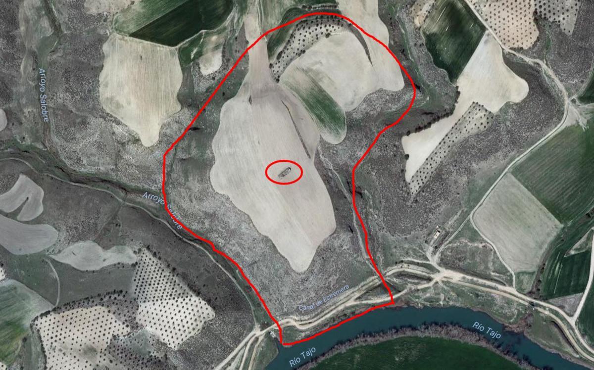 Vista aérea del cerro donde se hallan los restos arqueológicos de caraca, con la ermita que se levanta sobre el templo en el centro.