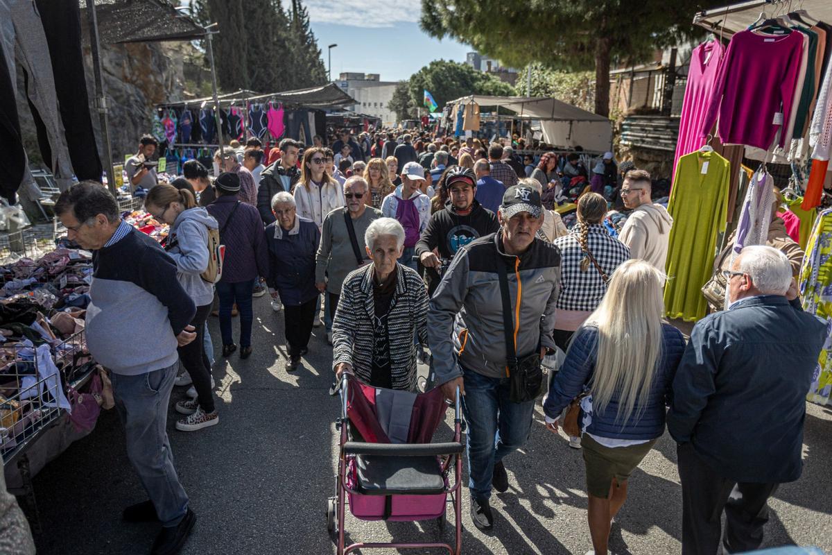 El histórico mercado ambulante inicia un exilio temporal: las obras de reforma del barrio exigen dejar libres las calles del Acer, de la Metal·lúrgia y del Crom, donde los puestos comerciales llevaban más de 50 años asentados. La nueva ubicación es desde el cruce de la calle de los Ferrocarrils Catalans con calle Foc hasta el cruce de la calle de la Mare de Déu de Port con el de calle Motors.