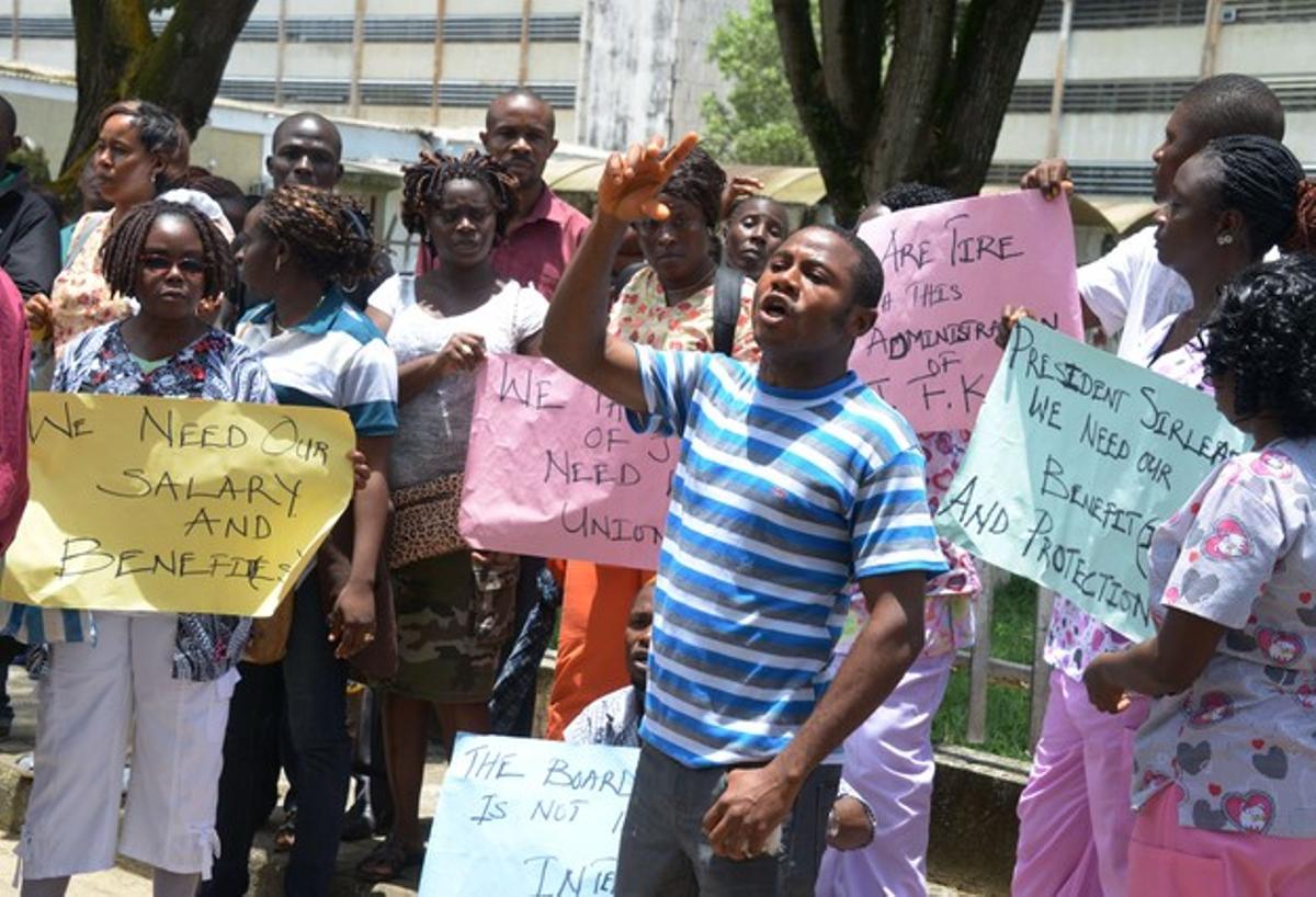 Treballadors de l’hospital John Fitzgerald Kennedy de Monròvia (Libèria) es manifesten.