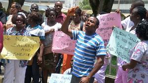 Treballadors de l’hospital John Fitzgerald Kennedy de Monròvia (Libèria) es manifesten.