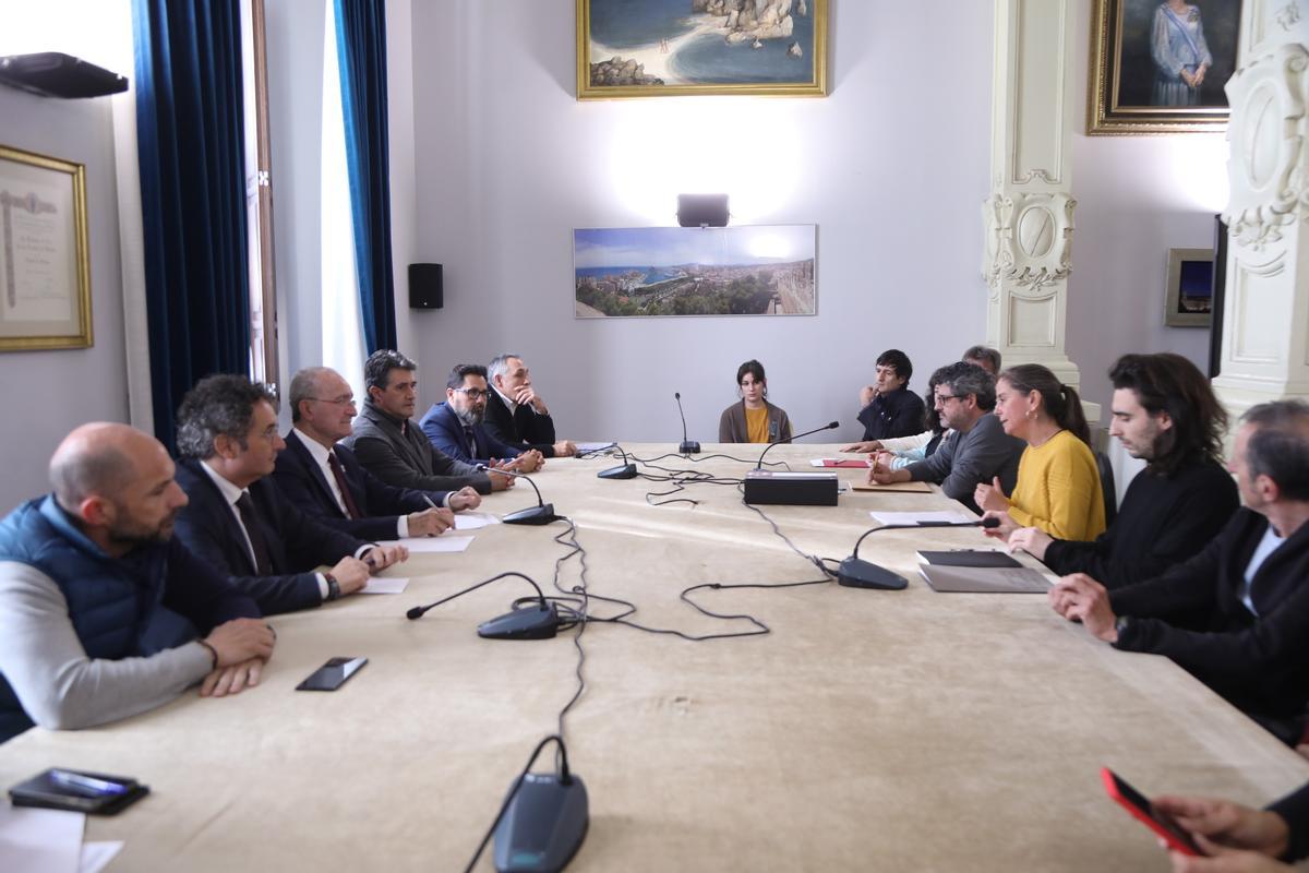 Reunión del Ayuntamiento de Málaga con miembros de La Invisible.