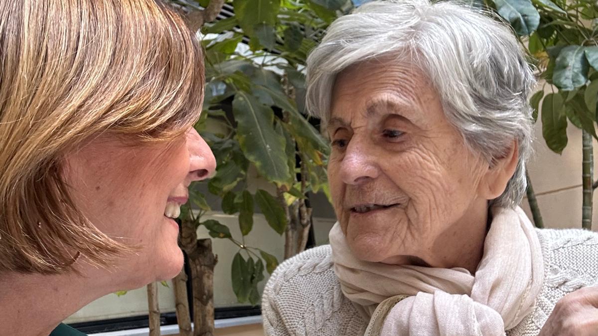 Asunción Caballero, con su hija Idoia Mendizábal.