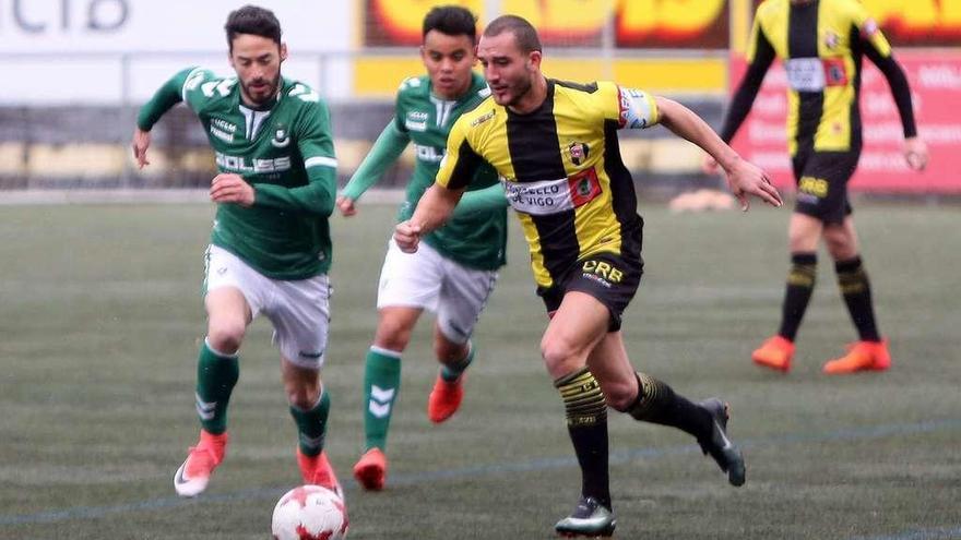 Pedro, del Rápido de Bouzas, conduce el balón con dos jugadores del Toledo presionándole. // J. Lores