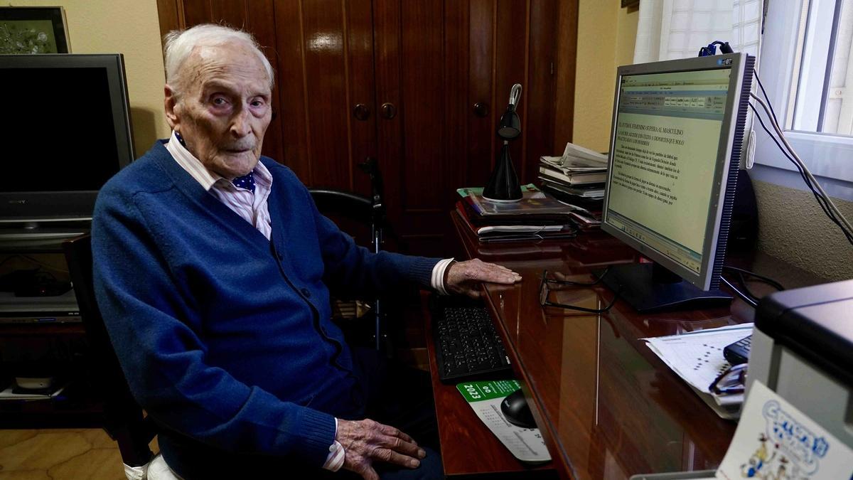 Guillermo Jiménez Smerdou, esta semana en su despacho, frente al ordenador en el que sigue escribiendo a diario.