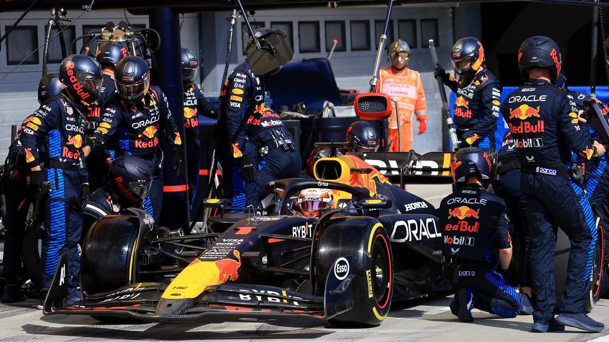 Max Verstappen, piloto de Red Bull, en el 'pit stop' del circuito de Hungaroring.