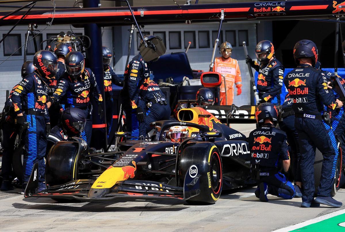 Max Verstappen, piloto de Red Bull, en el 'pit stop' del circuito de Hungaroring.