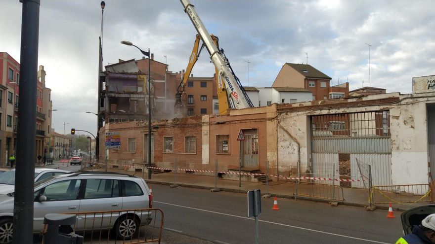 Cortes intermitentes de tráfico por el derribo de la fábrica de harinas de Zamora