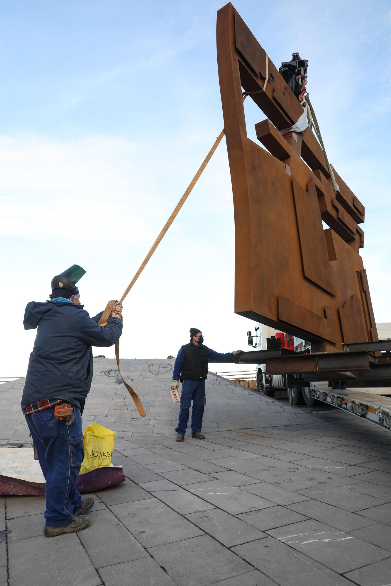 Instalación de la escultura Nordeste, ya restaurada