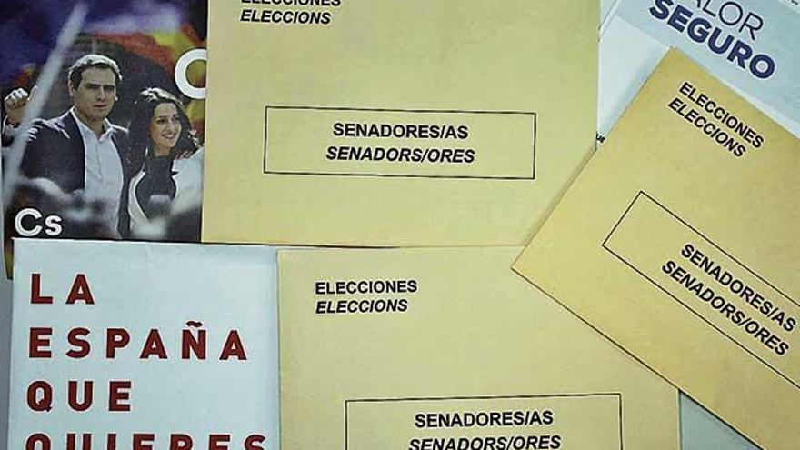 En la imagen se pueden advertir las diferentes tonalidades de los sobres de color sepia de las papeletas al Senado de los partidos.