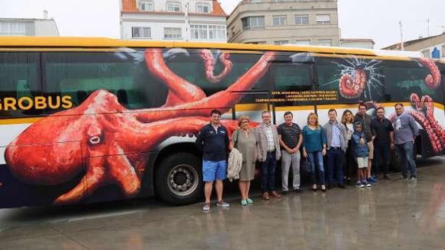 El &quot;Grobús&quot; está decorado con un pulpo gigante. // Muñiz