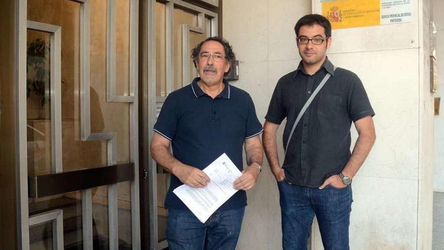 Antón Masa y otro directivo de la APDR antes de entrar a la sede de Costas en Pontevedra. // Rafa Vázquez