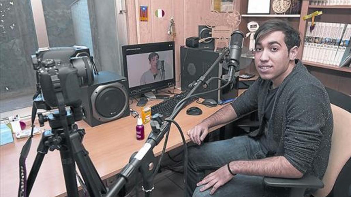 Xavi Llambrich, en el estudio en el que graba sus vídeos para Youtube