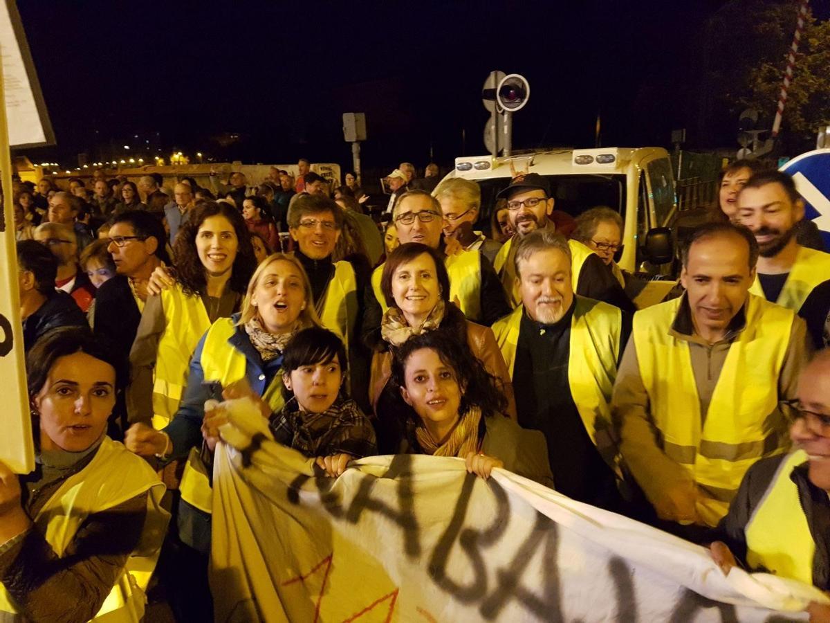 Avilés, con sus compañeros en una protesta para luchar por sus derechos laborales.