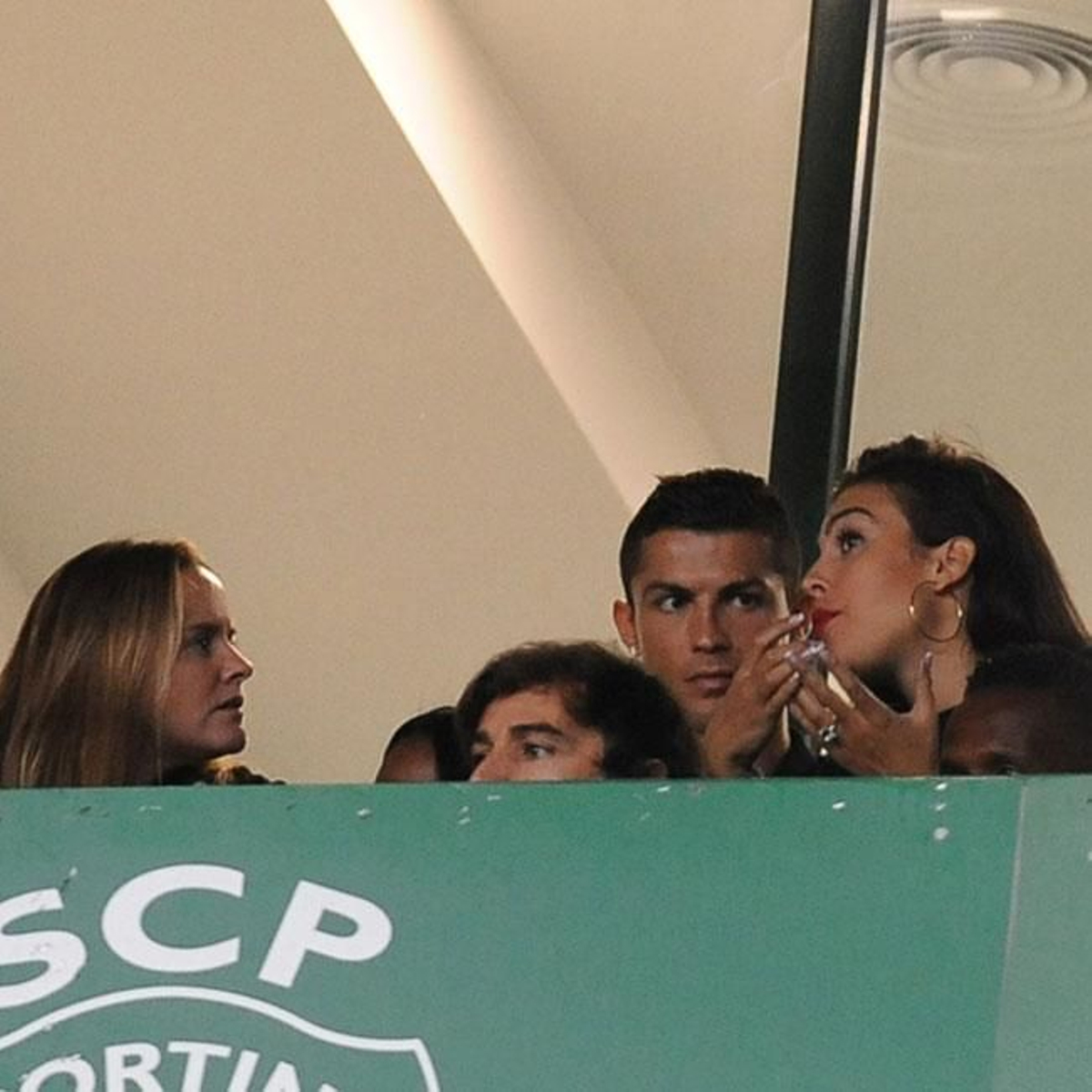 Georgina luce anillo ¿de compromiso? en el Bernabéu