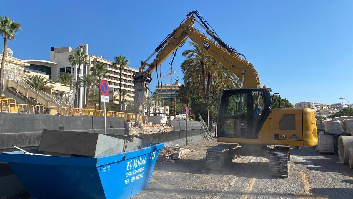 Así han comenzado los trabajos de demolición de la discoteca Social Club Mallorca del Paseo Marítimo