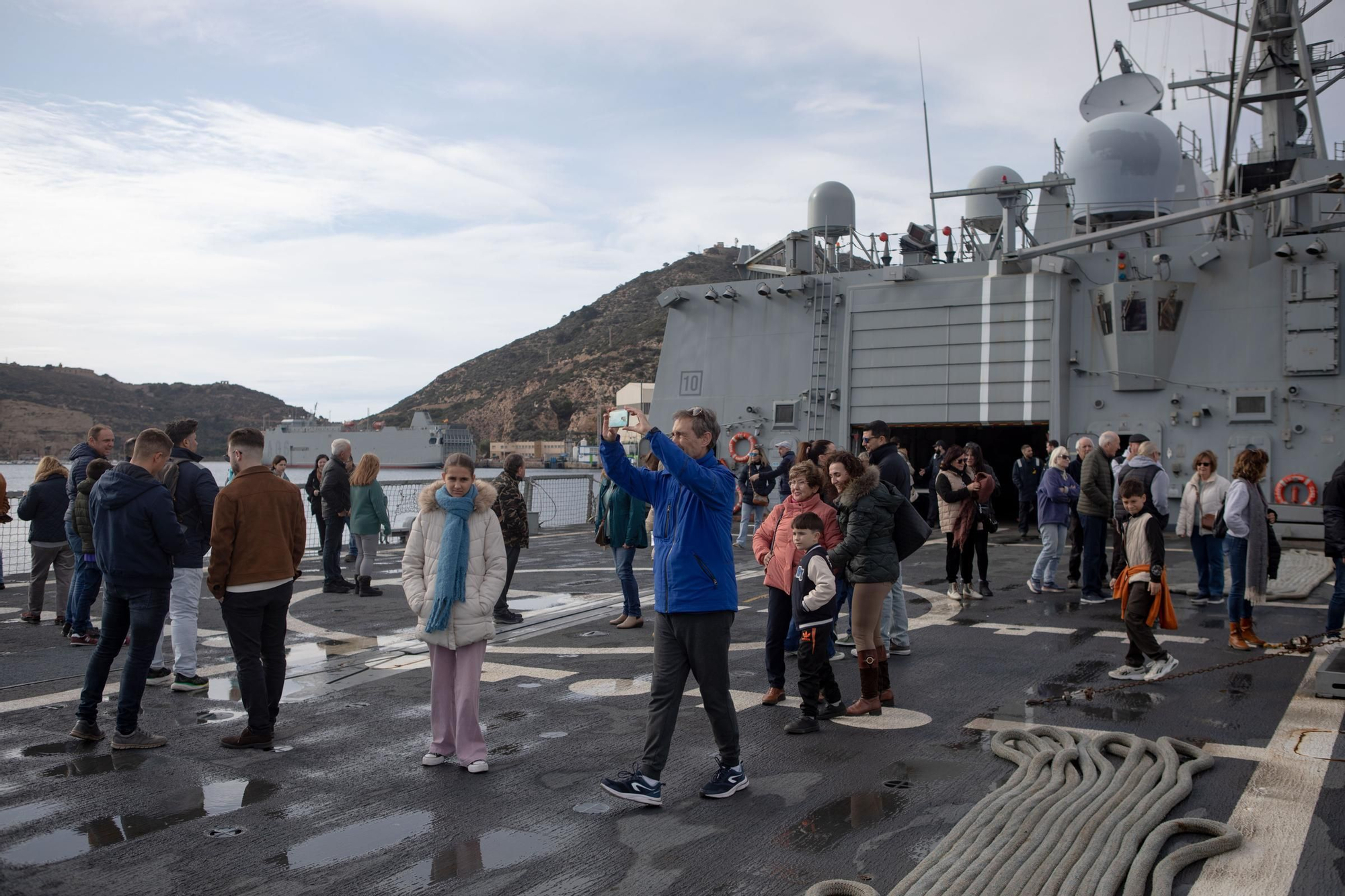 La primera jornada de puertas abiertas en la fragata 'Almirante Juan de Birbón', en imágenes