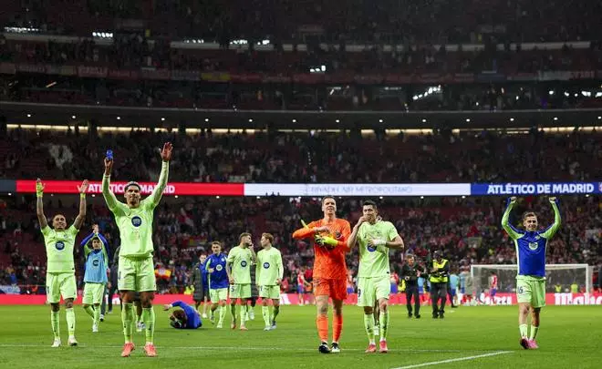 Flick y los jugadores lo celebraron por todo lo alto en el césped del Metropolitano