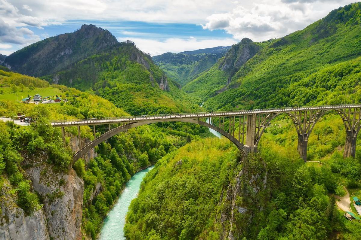 Puente Djurdjevica sobre el río Tara.
