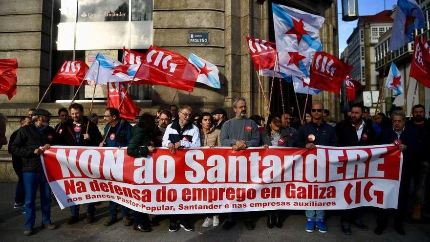 Protesta ayer contra el ajuste del Santander y Popular convocada por la CIG en el Cantón coruñés.