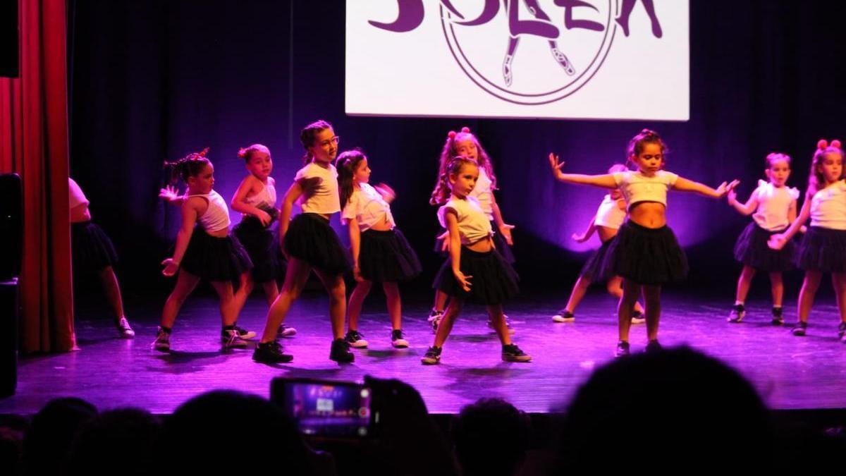 Baile urbano baby, el grupo "Cheesecake", este domingo en Mieres.