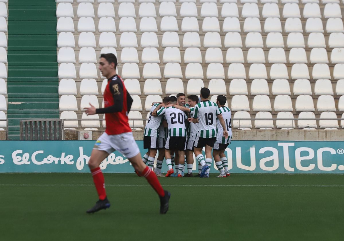 Las imágenes del derbi entre el Córdoba B y el Salerm Puente Genil