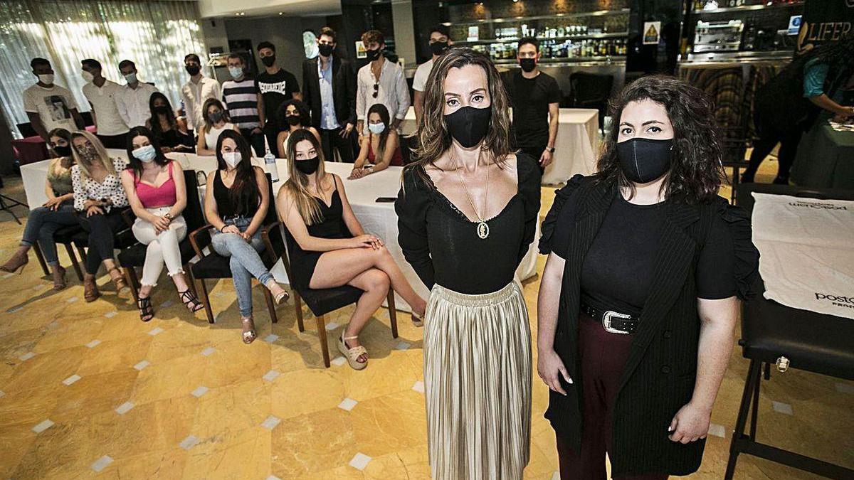 En primer término, Mónika Colombo y Sofía Lueje, las organizadoras, delante de los participantes en el certamen &quot;Dama y Caballero&quot; de Asturias.